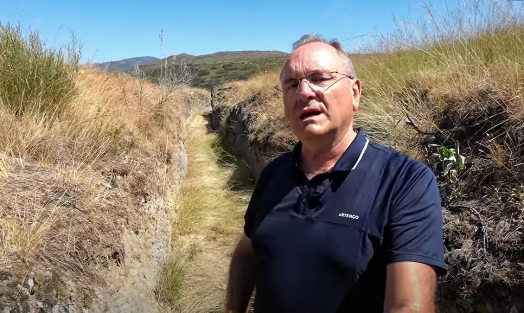 El experto en infraestructuras romanas Isaac Moreno visita los canales de Cabrera: «Son impresionantes»